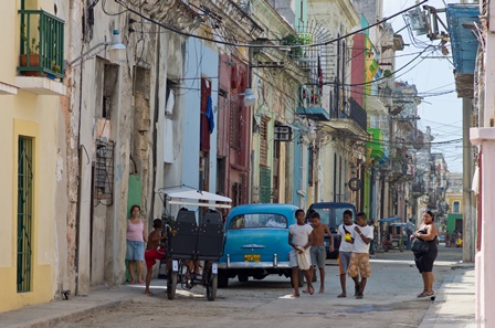 Crianças brincam em rua de Havana, Cuba
