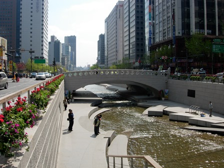 O Cheonggyecheon após a revitalização, em Seul.