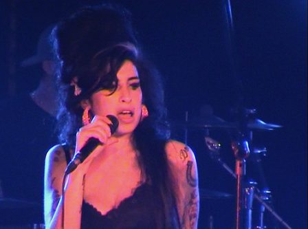 Amy Winehouse durante apresentação.